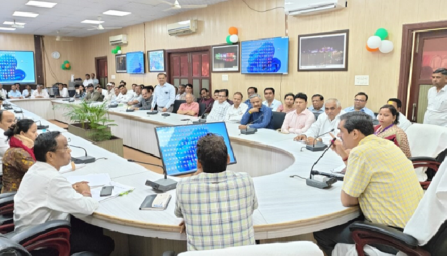 अभिभावकों पर नहीं डालें बोझ जिलाधिकारी चंद्र प्रकाश सिंह: मनमानी फीस नहीं बढ़ाएं